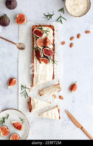 Tarteler avec de la crème d'amande, des figues fraîches et du romarin. Banque D'Images