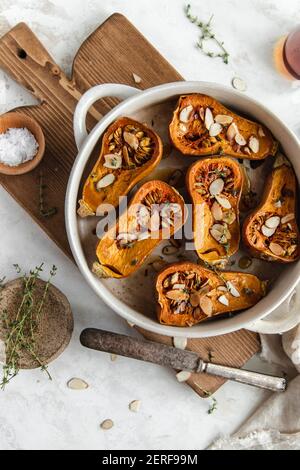 Courge aux noix de miel rôtie avec sirop d'érable et amandes en tranches. Banque D'Images