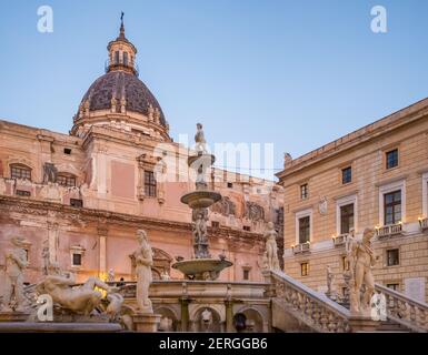 La fontaine prétorienne et l'église Santa Caterina à Palerme, en Sicile Banque D'Images