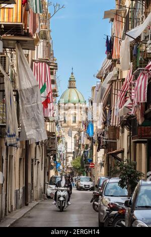 Rue italienne typique dans la vieille ville de Palerme, Sicile Banque D'Images