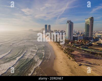 Belle plage My Khe de drone à Da Nang, Vietnam, rue et bâtiments près de la plage centrale et de la mer. Photo d'un drone Banque D'Images