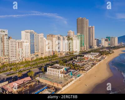 Belle plage My Khe de drone à Da Nang, Vietnam, rue et bâtiments près de la plage centrale et de la mer. Photo d'un drone Banque D'Images