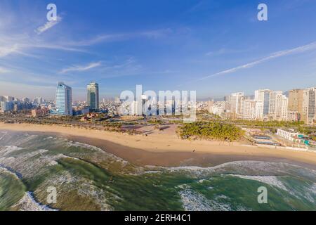 Belle plage My Khe de drone à Da Nang, Vietnam, rue et bâtiments près de la plage centrale et de la mer. Photo d'un drone Banque D'Images