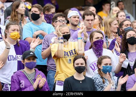 Belton, Texas, États-Unis. 27 février 2021. La section étudiante de UMHB Crusaders lors d'un match de football NCAA entre l'Université de Mary Hardin-Baylor et l'Université Southwestern le 27 février 2021 à Belton, Texas. Crédit : Scott Coleman/ZUMA Wire/Alay Live News Banque D'Images