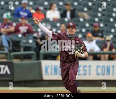 Round Rock, Texas, États-Unis. 28 février 2021. Le troisième joueur de Texas A&M Aggies, Zane Schmidt (13), remet le ballon à la première base lors d'un match de baseball NCAA entre Texas A&M et Auburn au Round Rock Classic, le 28 février 2021 à Round Rock, Texas. Crédit : Scott Coleman/ZUMA Wire/Alay Live News Banque D'Images