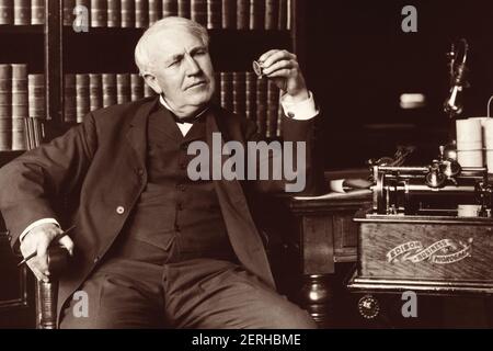 Thomas Alva Edison (1847–1931), inventeur américain et homme d'affaires qui a été décrit comme le plus grand inventeur de l'Amérique, avec son invention Edison Business Phonograph en 1907. Banque D'Images