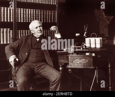 Thomas Alva Edison (1847–1931), inventeur américain et homme d'affaires qui a été décrit comme le plus grand inventeur de l'Amérique, avec son invention Edison Business Phonograph en 1907. Banque D'Images