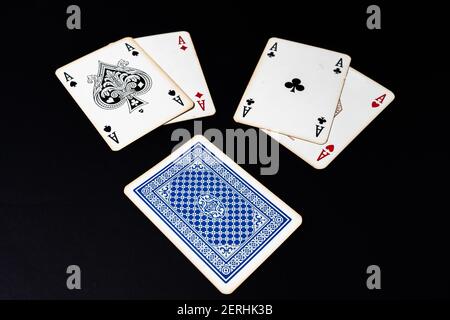 Poker d'as sur une surface noire. Jeux de cartes de concept, jeux de hasard Banque D'Images