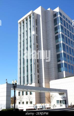 SANTA ANA, CALIFORNIE - 25 FÉVR. 2021: Bâtiment fédéral Ronald Reagan et palais de justice des États-Unis. Banque D'Images