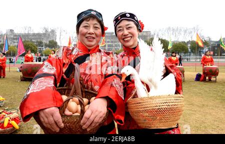 Yangzhou, Chine. 28 février 2021. Les gens exécutent des spectacles folkloriques traditionnels pour célébrer le festival de lanterne de printemps à Yangzhou, Jiangsu, Chine, le 28 février 2021.(photo par TPG/cnschotos) Credit: TopPhoto/Alay Live News Banque D'Images