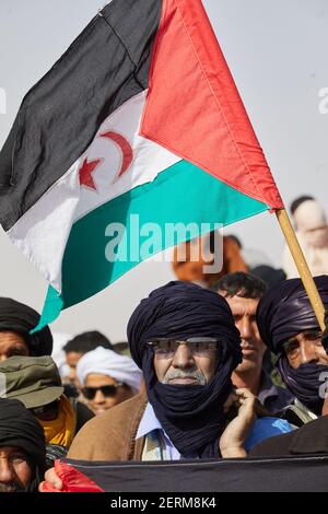 Le 27 février 2021, les soldats sahraouis observent un défilé lors des célébrations marquant le 45e anniversaire de la déclaration de la République démocratique arabe sahraouie (SDAR), dans un camp de réfugiés situé à la périphérie de la ville algérienne de Tindouf, dans le sud-ouest du pays. Photo de Louiza Ammi/ABACAPRESS.COM Banque D'Images