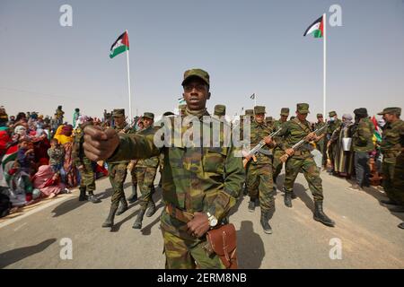 Les soldats défilent lors des célébrations marquant le 45e anniversaire de la déclaration de la République démocratique arabe sahraouie (SDAR), dans un camp de réfugiés à la périphérie de la ville algérienne de Tindouf, dans le sud-ouest du pays, le 27 février 2021. Photo de Louiza Ammi/ABACAPRESS.COM Banque D'Images