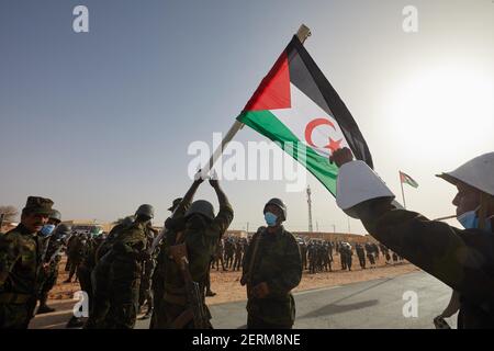 Les soldats défilent lors des célébrations marquant le 45e anniversaire de la déclaration de la République démocratique arabe sahraouie (SDAR), dans un camp de réfugiés à la périphérie de la ville algérienne de Tindouf, dans le sud-ouest du pays, le 27 février 2021. Photo de Louiza Ammi/ABACAPRESS.COM Banque D'Images