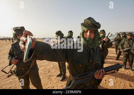 Les soldats défilent lors des célébrations marquant le 45e anniversaire de la déclaration de la République démocratique arabe sahraouie (SDAR), dans un camp de réfugiés à la périphérie de la ville algérienne de Tindouf, dans le sud-ouest du pays, le 27 février 2021. Photo de Louiza Ammi/ABACAPRESS.COM Banque D'Images