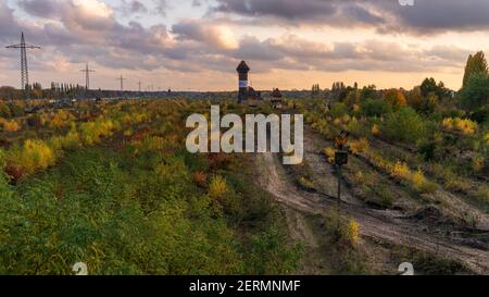 Duisburg, Rhénanie-du-Nord-Westfalia, Allemagne - 09 novembre 2019: Vue sur l'ancien dépôt de fret à Duisburg-Wedau près du Sechs-Seen-Platte (Six Lak Banque D'Images