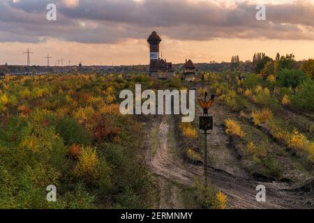 Duisburg, Rhénanie-du-Nord-Westfalia, Allemagne - 09 novembre 2019: Vue sur l'ancien dépôt de fret à Duisburg-Wedau près du Sechs-Seen-Platte (Six Lak Banque D'Images