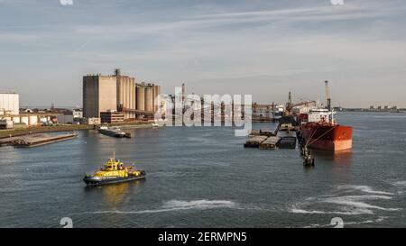 Rotterdam, Hollande-Méridionale, Pays-Bas - 23 mai 2019: Navires et industrie dans le Beneluxhaven d'Europoort Banque D'Images