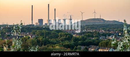 Gladbeck, Rhénanie-du-Nord-Westfalia, Allemagne - 02 août 2018 : vue sur la région de la Ruhr depuis la Mottbruchhalde, en regardant vers le nord à la centrale de Gla Banque D'Images