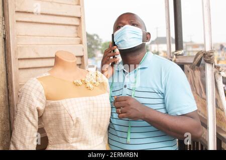 un homme portant un masque Banque D'Images