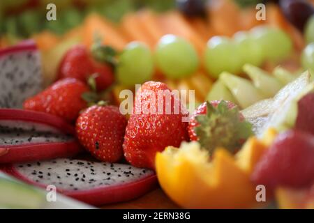 Un cliché sélectif de fruits frais divers sur le tableau Banque D'Images