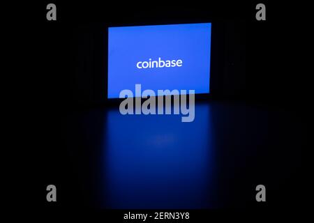 Le logo Coinbase est visible sur un smartphone. Coinbase est un bureau de change américain basé sur la technologie financière et basé à San Francisco, Californie. Banque D'Images