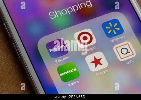 L'application mobile Rakuten est visible parmi d'autres applications d'achat sur un iPhone. Rakuten travaille dans des magasins comme Target, Walmart, Kohl's, Macy's, OVC, et comme ça. Banque D'Images