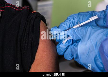 Yogyakarta, région spéciale de Yogyakarta, Indonésie. 1er mars 2021. Un commerçant du marché de Beringharjo, Yogyakarta, Indonésie, reçoit une vaccination Covid-19 d'un agent de santé, le lundi 1er mars 2021. La vaccination Covid-19 pour les commerçants, les travailleurs porteurs, les agents de stationnement, les gardes de sécurité et les vendeurs de rue dans la zone du marché de Beringharjo et Jalan Malioboro selon le président indonésien Joko Widodo totalisant 19,900. Il espère que cette vaccination sera bientôt terminée afin que le tourisme à Yogyakarta puisse se rétablir. Credit: Slamet Riyadi/ZUMA Wire/Alamy Live News Banque D'Images