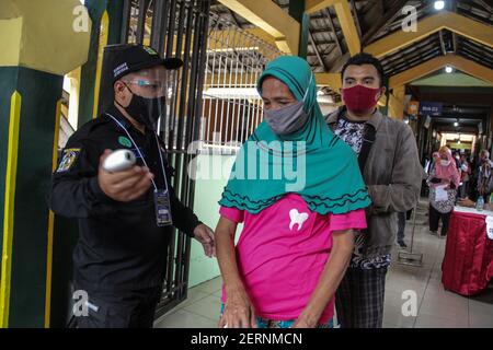 Yogyakarta, région spéciale de Yogyakarta, Indonésie. 1er mars 2021. Les commerçants du marché de Beringharjo, Yogyakarta, Indonésie se sont mis en file d'attente pour recevoir la vaccination Covid-19 d'un agent de santé, le lundi 1er mars 2021. Selon le président indonésien Joko Widodo, la vaccination Covid-19 des commerçants, des travailleurs, des agents de stationnement, des gardes de sécurité et des vendeurs de rue dans la zone du marché de Beringharjo et Jalan Malioboro s'élevait à 19,900. Il espère que cette vaccination sera bientôt terminée afin que le tourisme à Yogyakarta puisse se rétablir. Credit: Slamet Riyadi/ZUMA Wire/Alamy Live News Banque D'Images