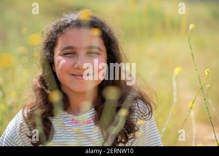 Belle fille du Moyen-Orient de 12 ans dans la nature Banque D'Images