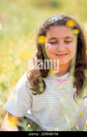 Belle fille du Moyen-Orient de 12 ans dans la nature Banque D'Images