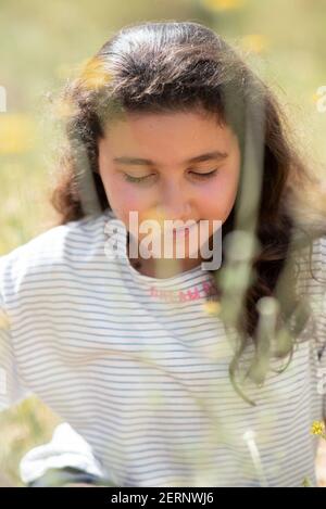 Belle fille du Moyen-Orient de 12 ans dans la nature Banque D'Images