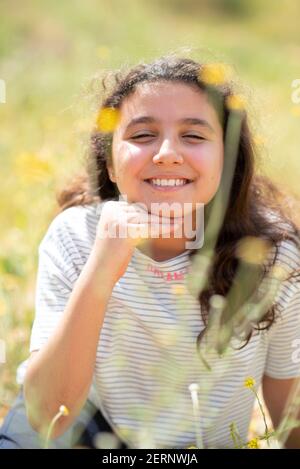 Belle fille du Moyen-Orient de 12 ans dans la nature Banque D'Images