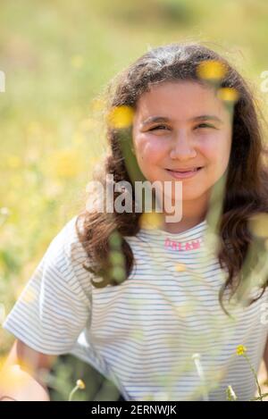 Belle fille du Moyen-Orient de 12 ans dans la nature Banque D'Images