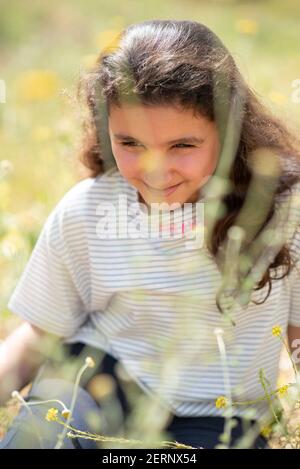 Belle fille du Moyen-Orient de 12 ans dans la nature Banque D'Images