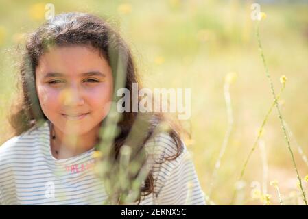 Belle fille du Moyen-Orient de 12 ans dans la nature Banque D'Images