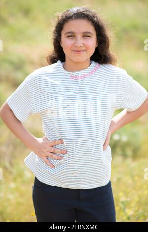 Belle fille du Moyen-Orient de 12 ans dans la nature Banque D'Images
