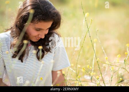 Belle fille du Moyen-Orient de 12 ans dans la nature Banque D'Images