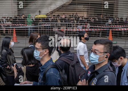 Les partisans des militants pro-démocratie scandent des slogans devant la cour de Kowloon Ouest. 47 militants pro-démocratie de Hong Kong accusés de conspiration pour renverser le pouvoir de l'État en vertu de la loi sur la sécurité nationale assistent à leur première audience judiciaire alors que des milliers de partisans se rassemblent devant le tribunal pour exprimer leur solidarité. Banque D'Images