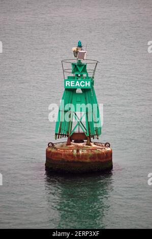 Une grande bouée marqueur vert montrant le passage sûr vers Southampton Water depuis le Solent dans la Manche. Banque D'Images