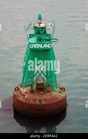 Une bouée de marqueur de sécurité - appelée Groenland - montrant la voie de navigation du chenal profond dans Southampton Water, du Solent à la ville de Southampton. Banque D'Images