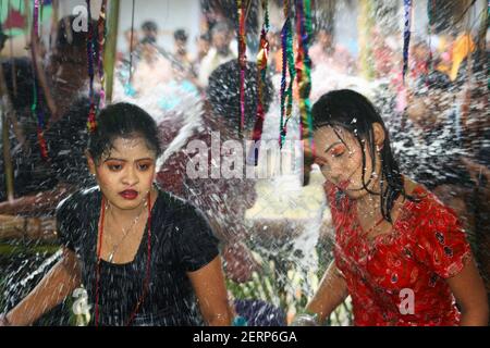 La communauté ethnique, dans Patiakhali Rakhaine district, célèbre trois journée Fête de l'eau dans le cadre de leur fête du Nouvel An du 21 au 23 A Banque D'Images