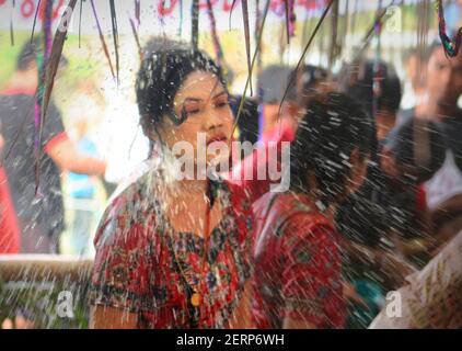 La communauté ethnique, dans Patiakhali Rakhaine district, célèbre trois journée Fête de l'eau dans le cadre de leur fête du Nouvel An du 21 au 23 A Banque D'Images