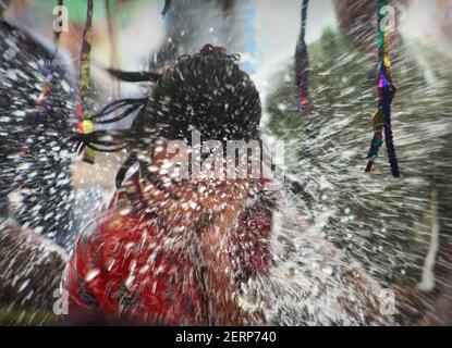 La communauté ethnique, dans Patiakhali Rakhaine district, célèbre trois journée Fête de l'eau dans le cadre de leur fête du Nouvel An du 21 au 23 A Banque D'Images