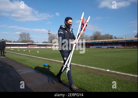 Les drapeaux d'angle sont mis avant le match Sky Bet League Two entre Crawley Town et Exeter City au People's Pension Stadium , Crawley , Royaume-Uni - 27 février 2021 - usage éditorial uniquement. Pas de merchandising. Pour les images de football, les restrictions FA et Premier League s'appliquent inc. Aucune utilisation Internet/mobile sans licence FAPL - pour plus de détails, contactez football Dataco Banque D'Images