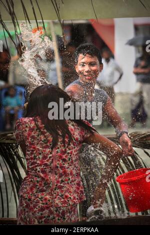 La communauté ethnique, dans Patiakhali Rakhaine district, célèbre trois journée Fête de l'eau dans le cadre de leur fête du Nouvel An du 21 au 23 A Banque D'Images