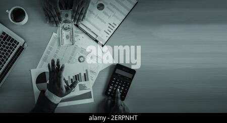 homme dollars corruption d'argent analyse de croissance profit fonds financiers de commerce Et change de devises dollars américains corruption concept Banque D'Images