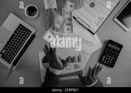 homme dollars corruption d'argent analyse de croissance profit fonds financiers de commerce Et change de devises dollars américains corruption concept Banque D'Images