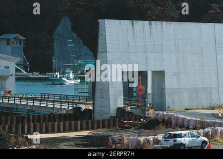 Un appartement près d'un mur de mer le 21 novembre 2020 à Miyako, Iwate, Japon. Près de 10 ans après le tremblement de terre M9 et le tsunami dévastateur, Tohoku (nord-est du Japon) est protégé par un mur de mer massif. De la préfecture de Fukushima à la préfecture d'Iwate, plus de 300 km de barrière à vagues sont déjà terminés. La hauteur du mur est de 3 mètres à 15 mètres. 21 novembre 2020 crédit: Nicolas Datiche/AFLO/Alamy Live News Banque D'Images