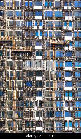 Un fragment de motley de la façade d'un bâtiment de plusieurs étages en construction et son isolation avec isolant minéral pour l'énergie économie dans le boîtier Banque D'Images