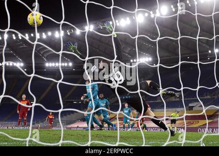 Jordan Veretout of Roma marque 1-1 but pendant le championnat italien Serie UN match de football entre AS Roma et AC Milan le 28 février 2021 au Stadio Olimpico à Rome, Italie - photo Federico Proietti / DPPI / LiveMedia Banque D'Images